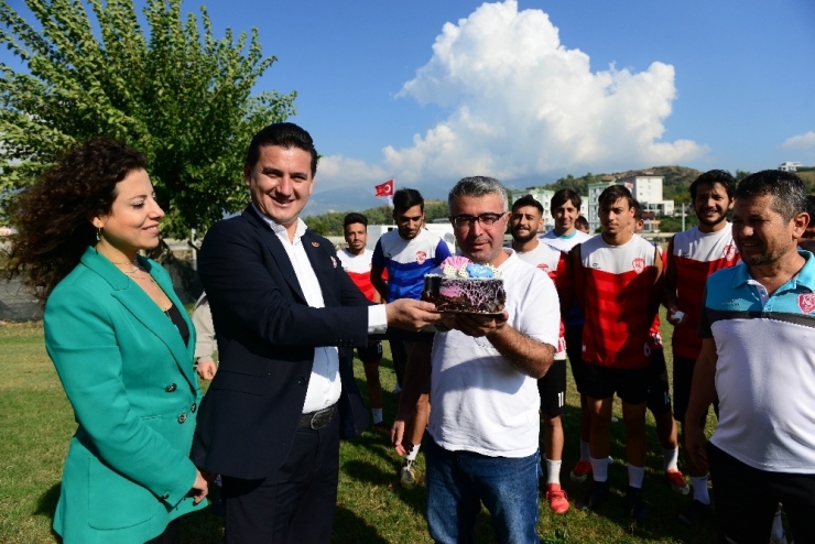 Amatör Kulüp Yöneticisi Neye Uğradığını Şaşırdı, Tepeden Aşağı Un Ve Yumurta İçinde Kaldı
