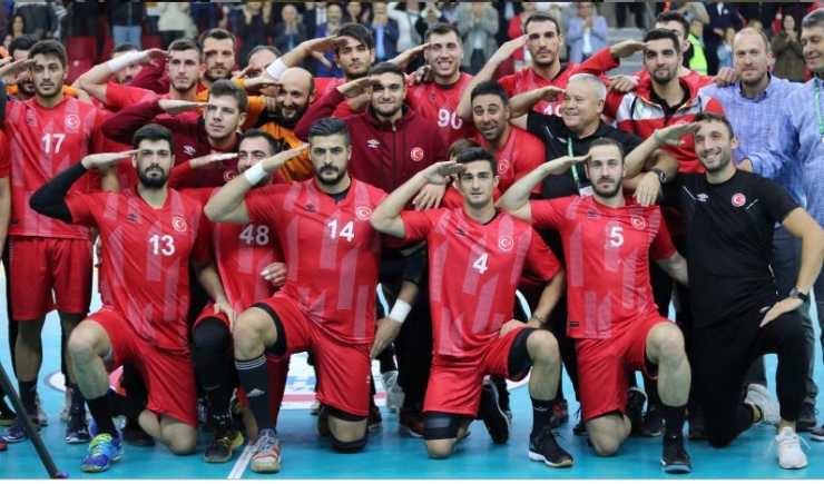 Asker Selamı Verdiği İçin Takımından Kovulan Hentbolcuya Antalyaspor Sahip Çıktı