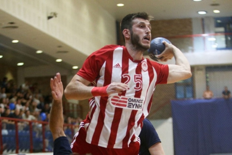 Asker Selamı Verdiği İçin Takımından Kovulan Hentbolcuya Antalyaspor Sahip Çıktı