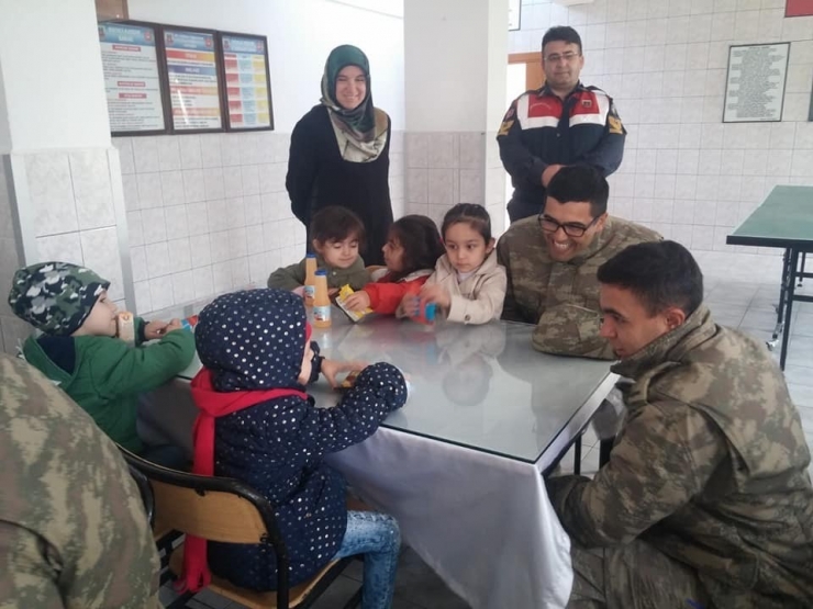 Kur’an Kursu Öğrencilerinden İlçe Jandarma Komutanlığına Ziyaret