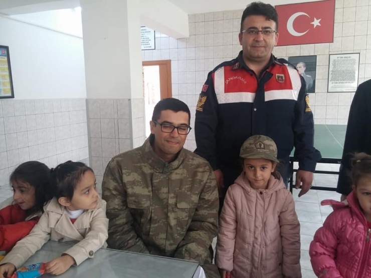 Kur’an Kursu Öğrencilerinden İlçe Jandarma Komutanlığına Ziyaret