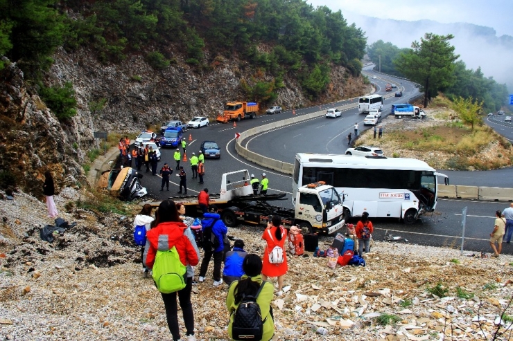 Sakar Rampasında Zincirleme Kazada 5 Araç Birbirine Girdi