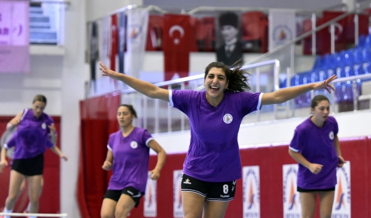 Muratpaşa Kadın Hentbol Takımı Rize Deplasmanında