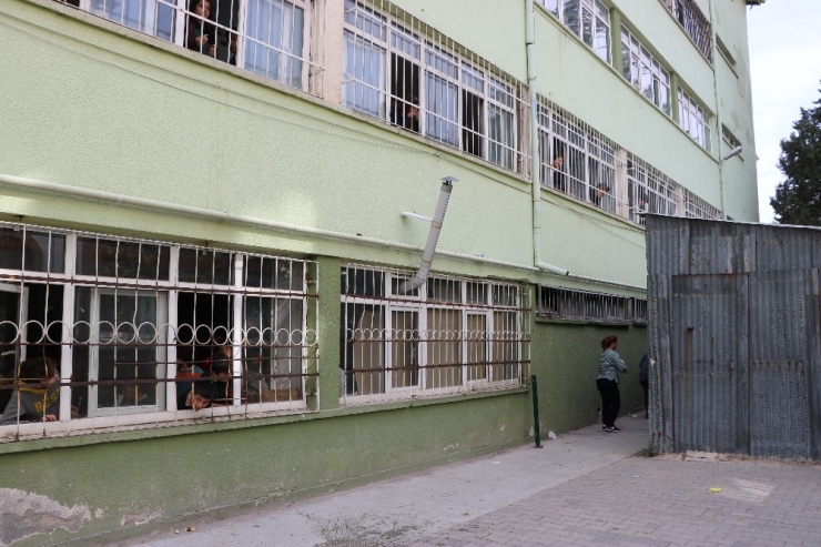 Okulun 3. Katından Düşen Öğrenci Yaralandı