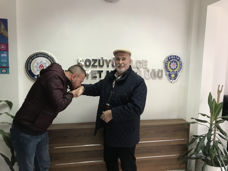 İşsiz Genç Yolda Bulduğu Parayı Polis Aracılığıyla Sahibine Ulaştırdı