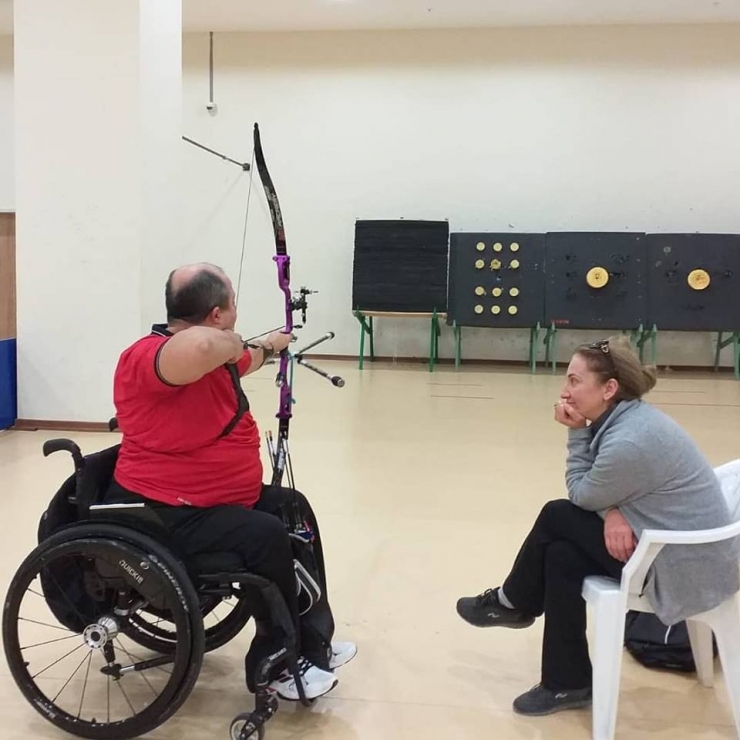 Hayat Arkadaşı, Onun Hem Antrenörü Hem Refakatçisi