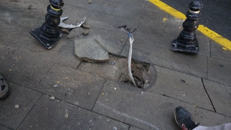 Pendik’te Faciadan Dönüldü, İett Otobüsü Ağaca Çarparak Durdu