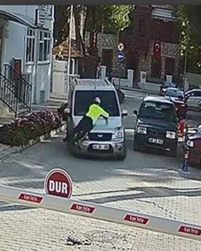 Polisi Aracın Kaputunda Sürükleyen Alkollü Sürücü Tutuklandı