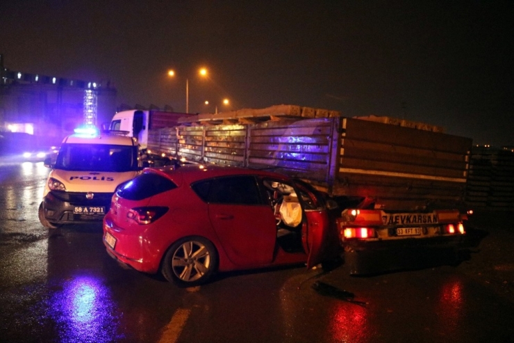 Sivas’ta Otomobil Tırın Altına Girdi: 4 Yaralı