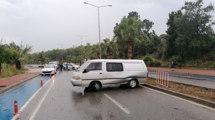 Takla Atarak Karşı Şeride Geçip Seyir Halindeki Kamyonete Çarptı: 1 Yaralı