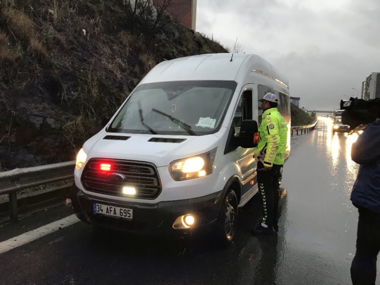 Çakar Denetimi Sırasında Emniyet Şeridi Kullanan Sürücüye Ceza