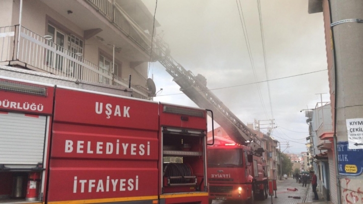 Uşak’ta Bir Evin Çatı Katında Çıkan Yangın Mahalleliyi Korkuttu