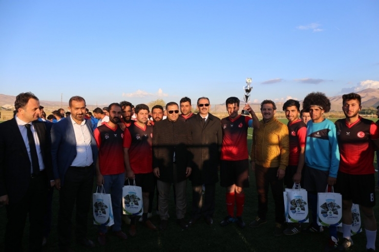 Gürpınar’da Futbol Turnuvasının Şampiyonu Belli Oldu