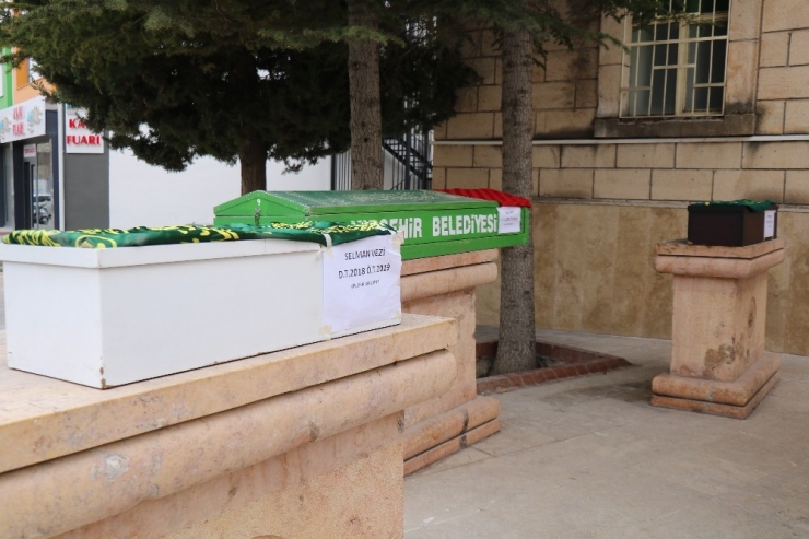 Eşi Tarafından Katledilen Kadın, 2 Çocuğuyla Son Yolculuğuna Uğurlandı