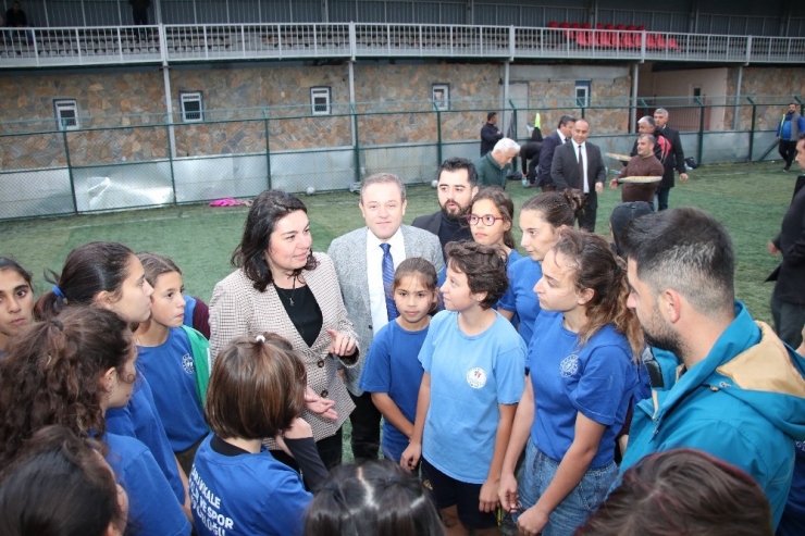 Jülide İskenderoğlu’ndan Kadın Futbol Takımına Ziyaret