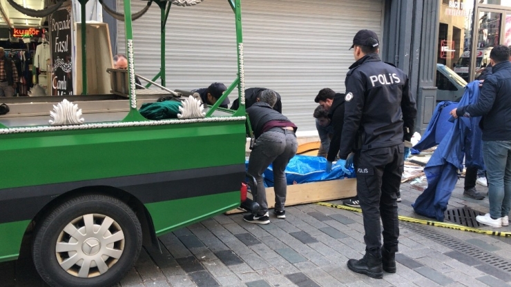 İstiklal Caddesi İşçinin Feci Ölümü Kamerada