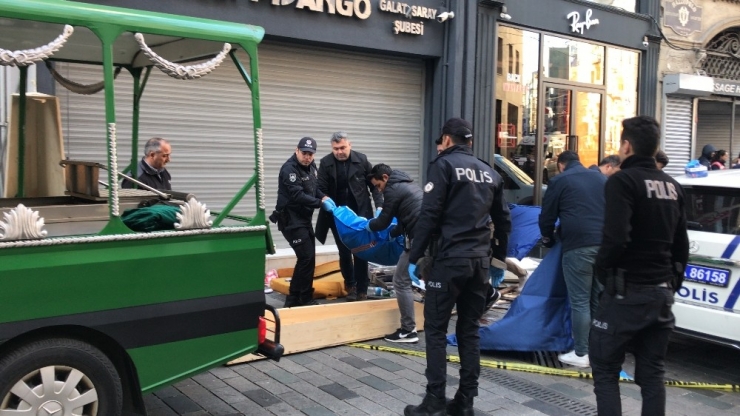 İstiklal Caddesi İşçinin Feci Ölümü Kamerada