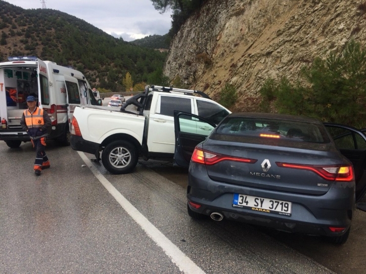 Yağıştan Dolayı Direksiyon Hakimiyeti Kaybolan Kamyonet Kaza Yaptı: 2 Yaralı
