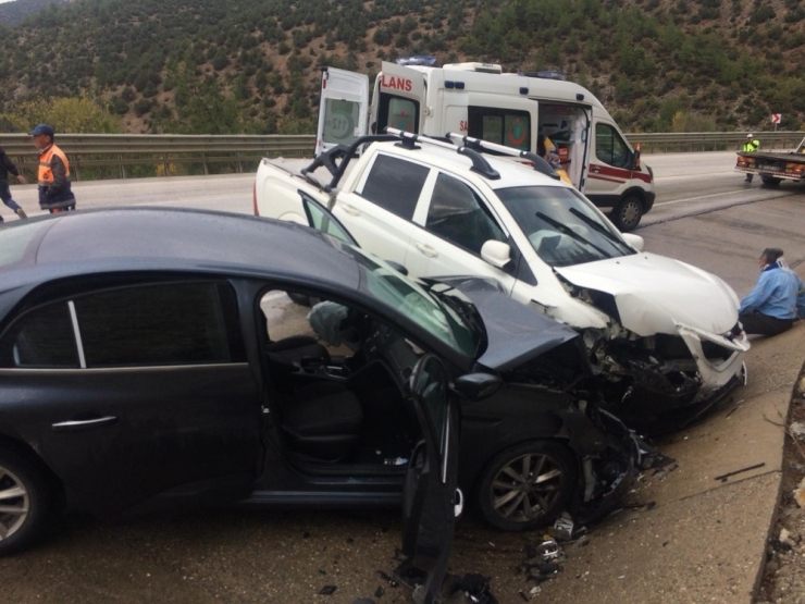 Yağıştan Dolayı Direksiyon Hakimiyeti Kaybolan Kamyonet Kaza Yaptı: 2 Yaralı