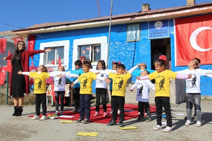 Hayal Mektubu Yazdırdığı Öğrencilerine Sürpriz Yaptı; Hayallerini Gerçekleştirdi