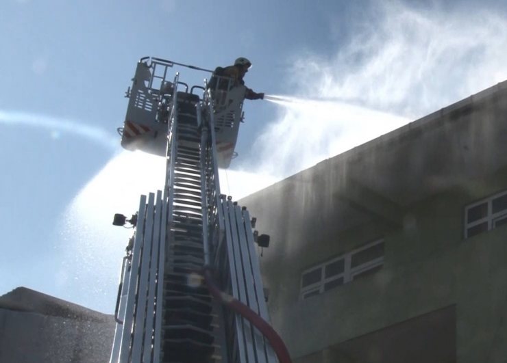 Esenyurt’ta Korkutan Çatı Yangını