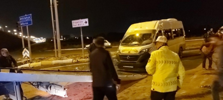 Fabrika İşçilerini Taşıyan Minibüs Kaza Yaptı: 8 Yaralı