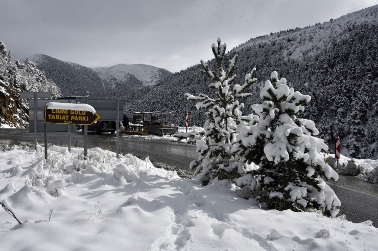 Zigana Dağı Beyaz Gelinliğini Giydi