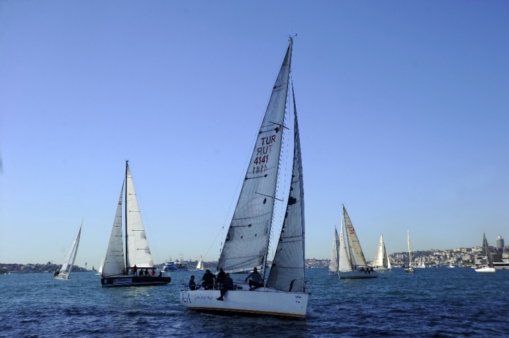 Yelkenliler, İstanbul Boğazı’nda Kıyasıya Yarıştı