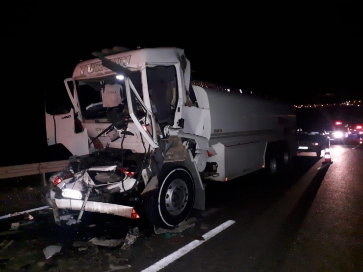 Hafriyat Kamyonu İle Akaryakıt Tankeri Çarpıştı: 1 Yaralı