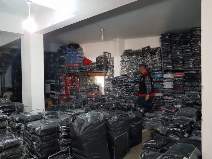 İzmir’de Piyasa Değeri 4 Milyon Tl Olan Sahte Giyim Ürünü Ele Geçirildi