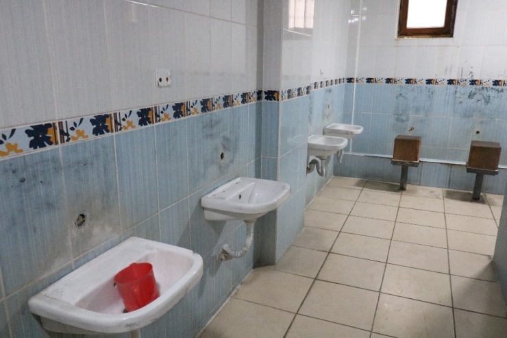 Caminin Musluklarını Çaldılar