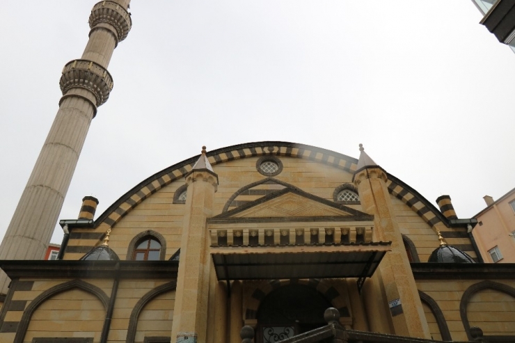 Caminin Musluklarını Çaldılar