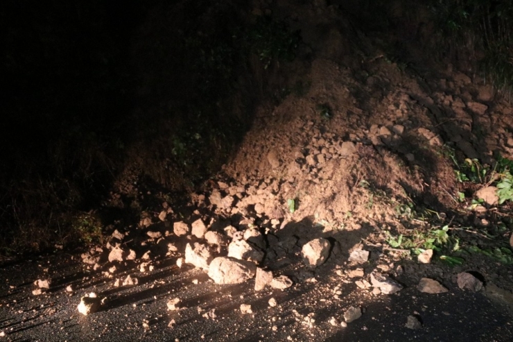 Rize’de Heyelan Nedeniyle Yol Trafiğe Kapandı
