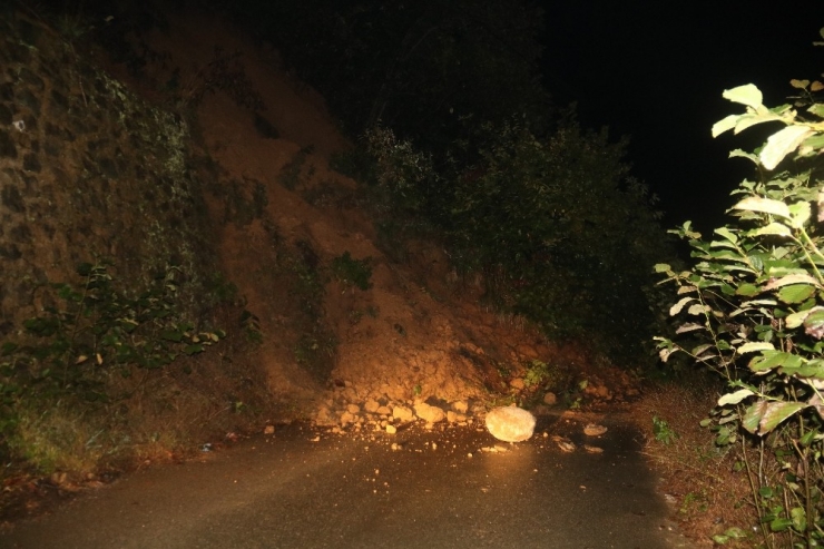 Rize’de Heyelan Nedeniyle Yol Trafiğe Kapandı