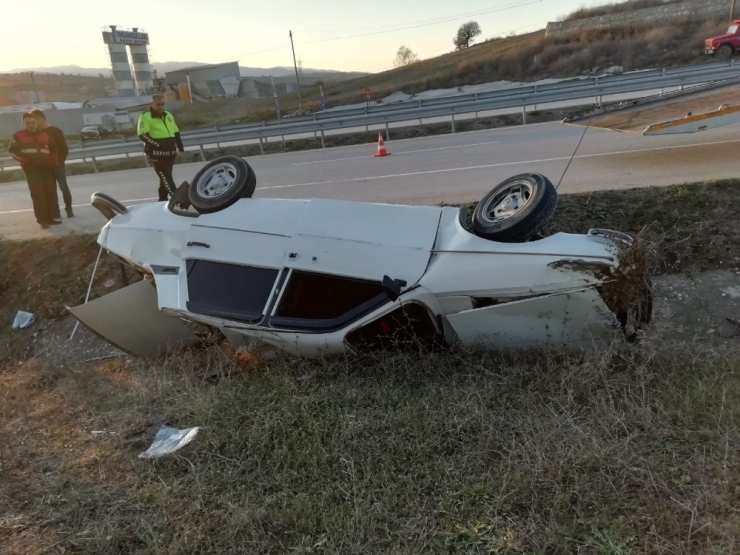 Otomobil Su Kanalına Yuvarlardı: 2 Yaralı