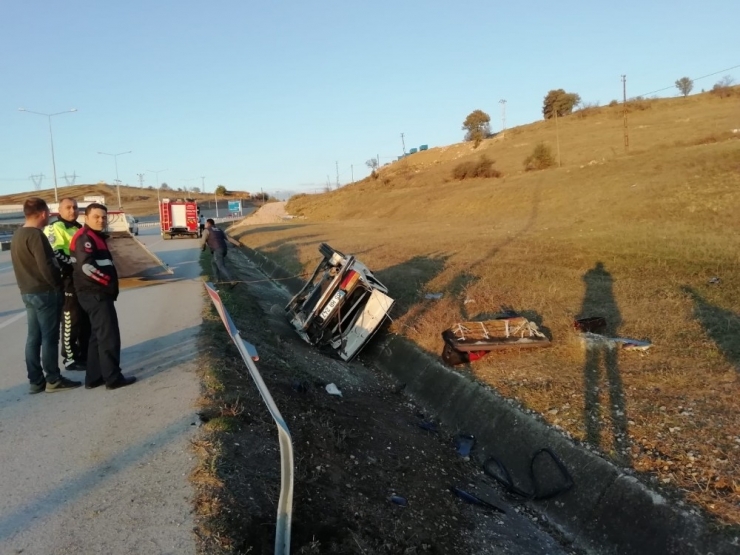 Otomobil Su Kanalına Yuvarlardı: 2 Yaralı