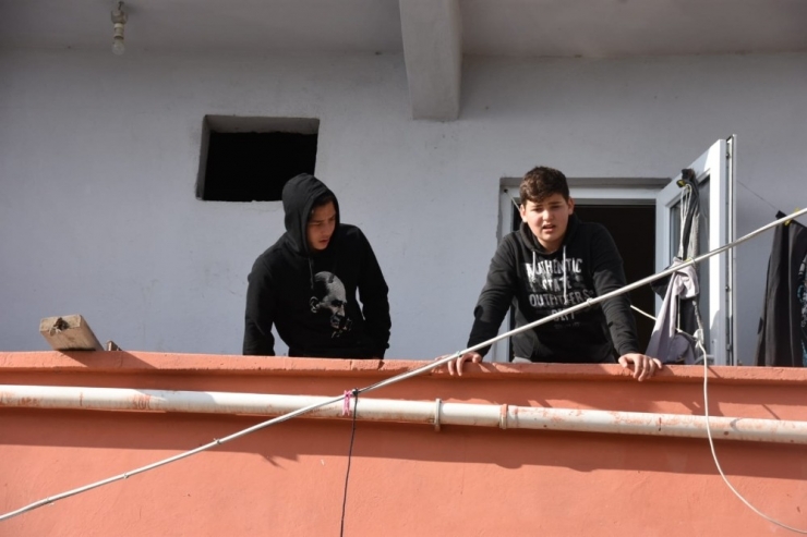 Pencereden Girmeye Çalışırken Düşerek Yaralandı