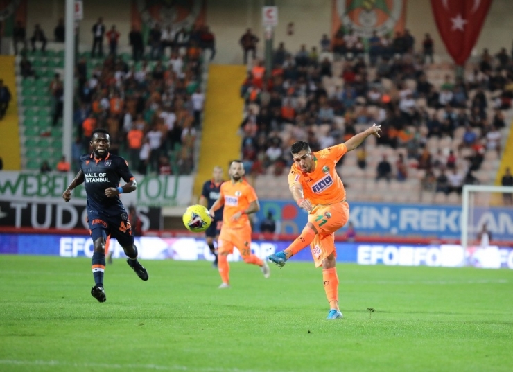 Süper Lig: Aytemiz Alanyaspor: 0 - Medipol Başakşehir: 0 (İlk Yarı)