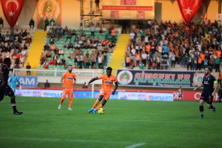 Süper Lig: Aytemiz Alanyaspor: 0 - Medipol Başakşehir: 0 (İlk Yarı)