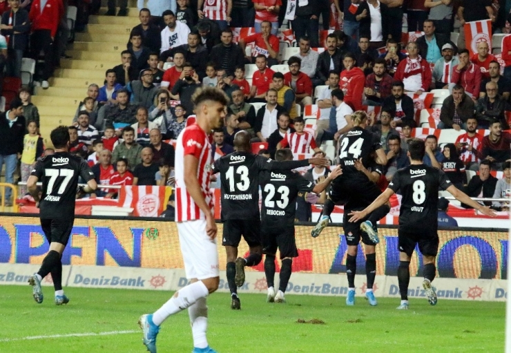 Süper Lig: Antalyaspor: 0 - Beşiktaş: 2 (İlk Yarı)
