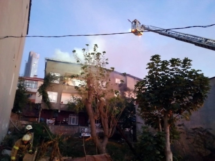 Ümraniye’de 4 Katlı Binanın Çatısı Alev Alev Yandı