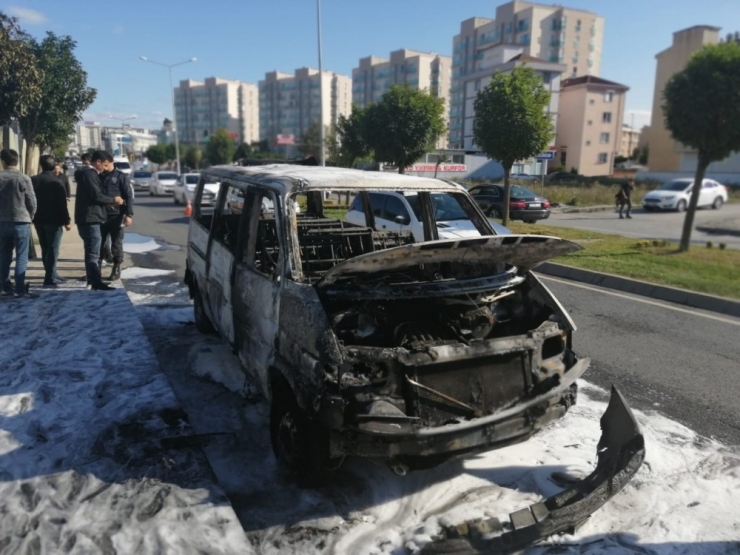 Ümraniye’de Minibüsün Alev Alev Yandığı Anlar Kamerada