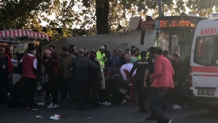 Beşiktaş’ta Bir Otobüs Durağa Daldı. Kazada Yaralılar Olduğu Öğrenilirken, Olay Yerine Polis Ve Sağlık Ekipleri Sevk Edildi.