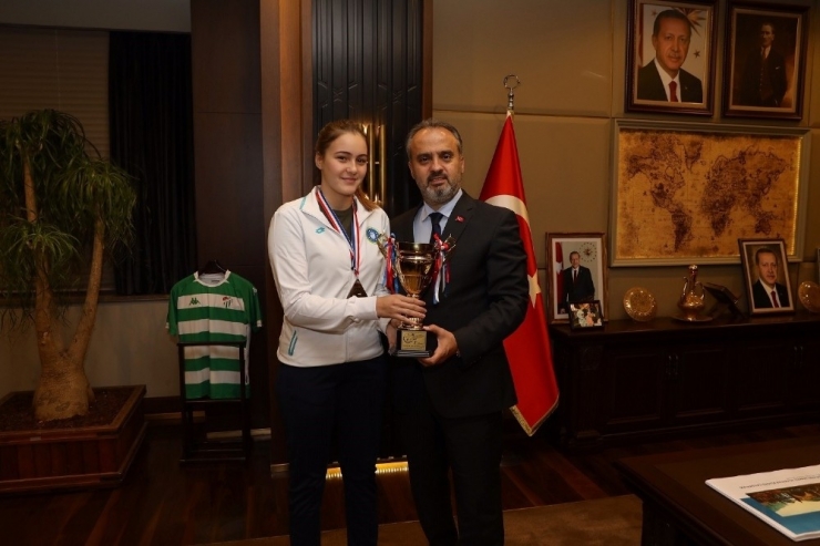 Masa Tenisinin Kraliçesi Büyükşehir’de