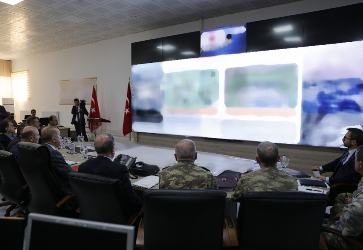 Cumhurbaşkanı Erdoğan, Şanlıurfa’da İleri Müşterek Harekat Merkezini Ziyaret Etti, Barış Pınarı Harekatı İle İlgili Brifing Aldı.