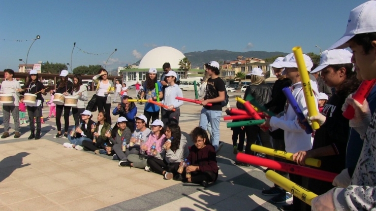 Türkiye’nin En Uzun Kumsalında Öğrenciler Çöp Topladı