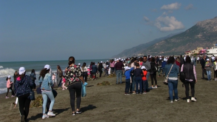 Türkiye’nin En Uzun Kumsalında Öğrenciler Çöp Topladı