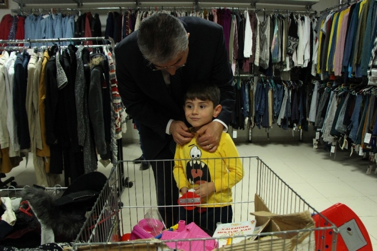 Sosyal Market İle Yüzlerce İhtiyaç Sahibine Yardım Yapılıyor