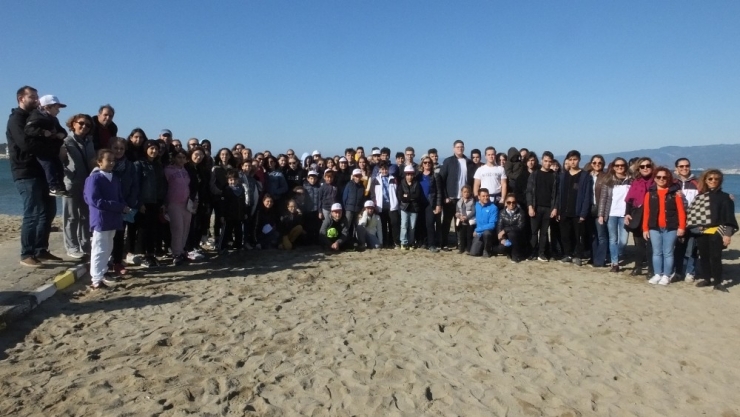 Burhaniye’de Öğrenciler Sahil Temizliği Yaptı