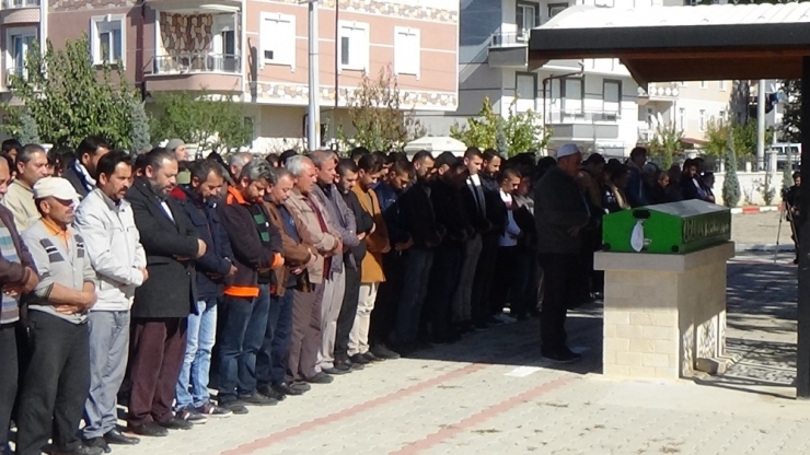 Babası Tarafından Bıçaklanarak Ölen Genç Toprağa Verildi